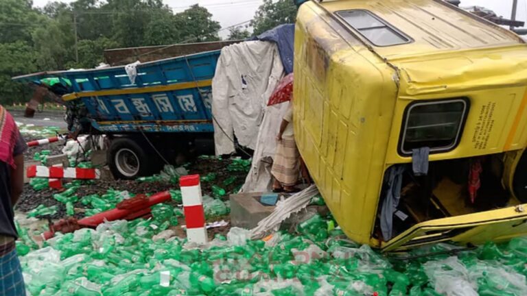 চকরিয়ায় ট্রাককে ট্রেনের ধাক্কা, আহত ২